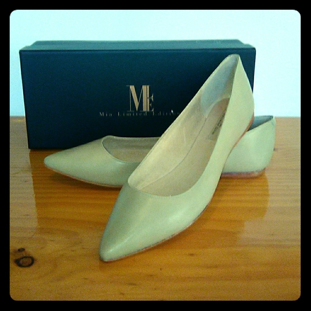 Mia limited edition nude flats size 9 nwt